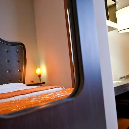 Orange Hotel-2
